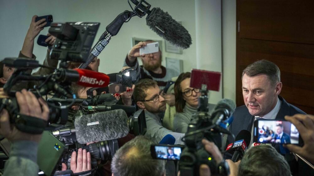 Martin Půta v obležení novinářů po vyhlášení únorového rozsudku. Foto: Artur Irma